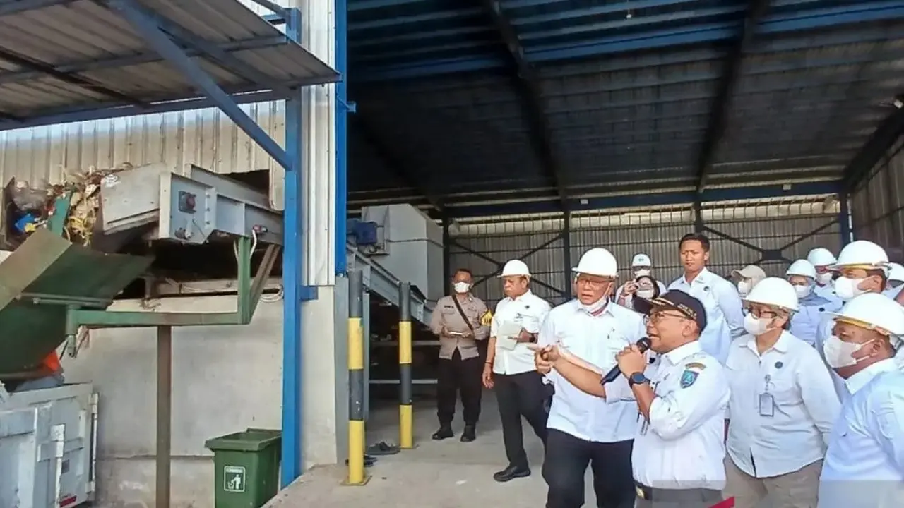 Menteri Lingkungan Hidup  Moh Jumhur Hidayat saat meninjau pengolahan sampah di TPA Sampah Banjardowo, Kabupaten Jombang, Jawa Timur, Rabu 15 Juli 2026.