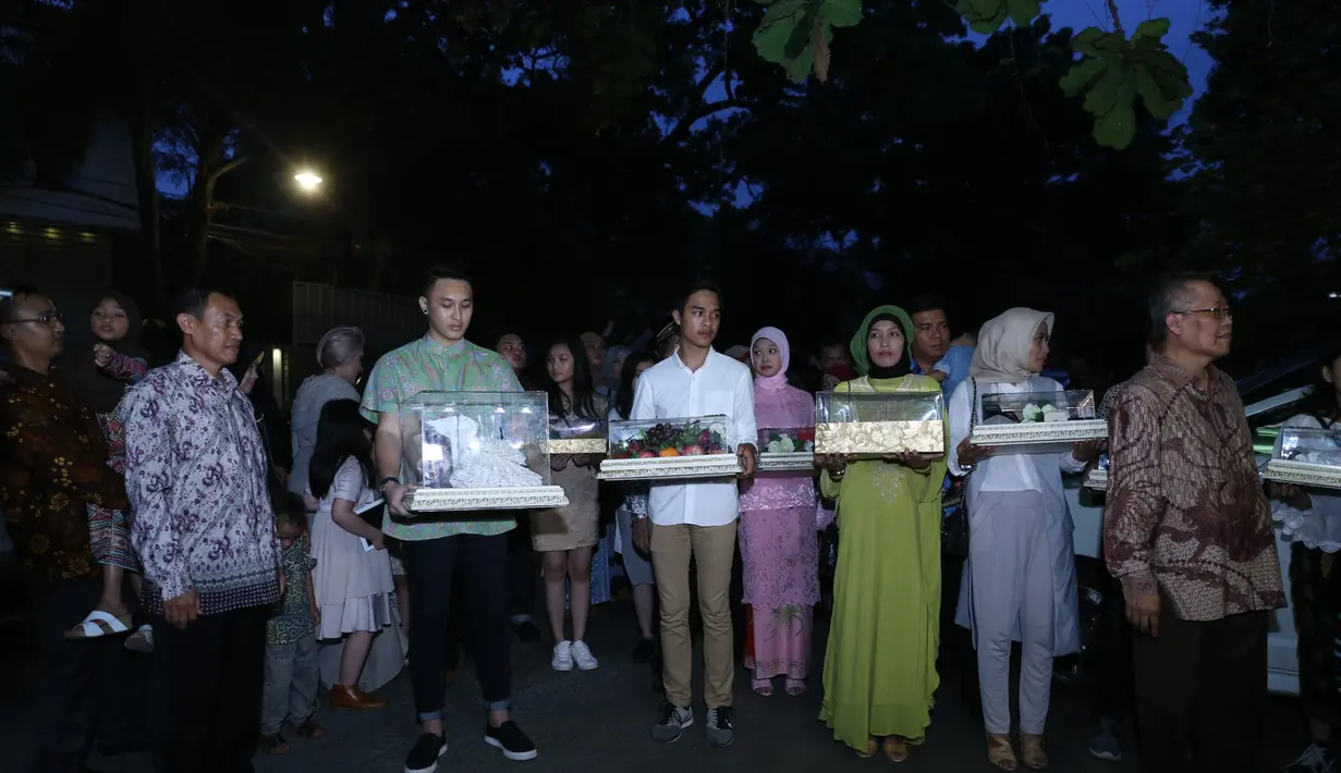 "Jadi perasaannya kayak baru pertama kali masuk SD, ngeliat guru-guru, temen-temen lo kira-kira yang jahat yang mana. Perasaan gue sih Excited tapi deg-degan," canda Gilang. (Nurwahyunan/Bintang.com)