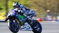 Pembalap Movistar Yamaha Jorge Lorenzo menjuarai MotoGP Prancis di Sirkuit LeMans, Minggu malam WIB (8/5/2016). (Liputan6.com/Crash.net)