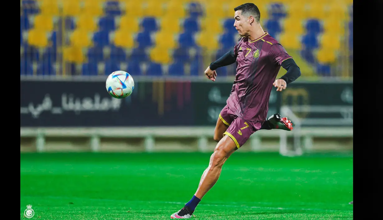 Cristiano Ronaldo menunjukkan kebolehannya dengan melakukan tendangan keras yang membuahkan gol dalam sesi latihan di markas Al Nassr, King Fahd, Riyadh, Sabtu (6/5/2023). (Twitter/Al Nassr FC)