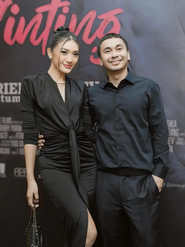 6 Gaya Anissa Aziza Support Film Sang Suami Raditya Dika, Kompak Tampil Serba Hitam dengan Dua Buah Hatinya