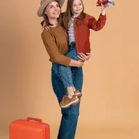 Ilustrasi Ibu Anak Jalan Jalan Mudik Traveling / by freepik