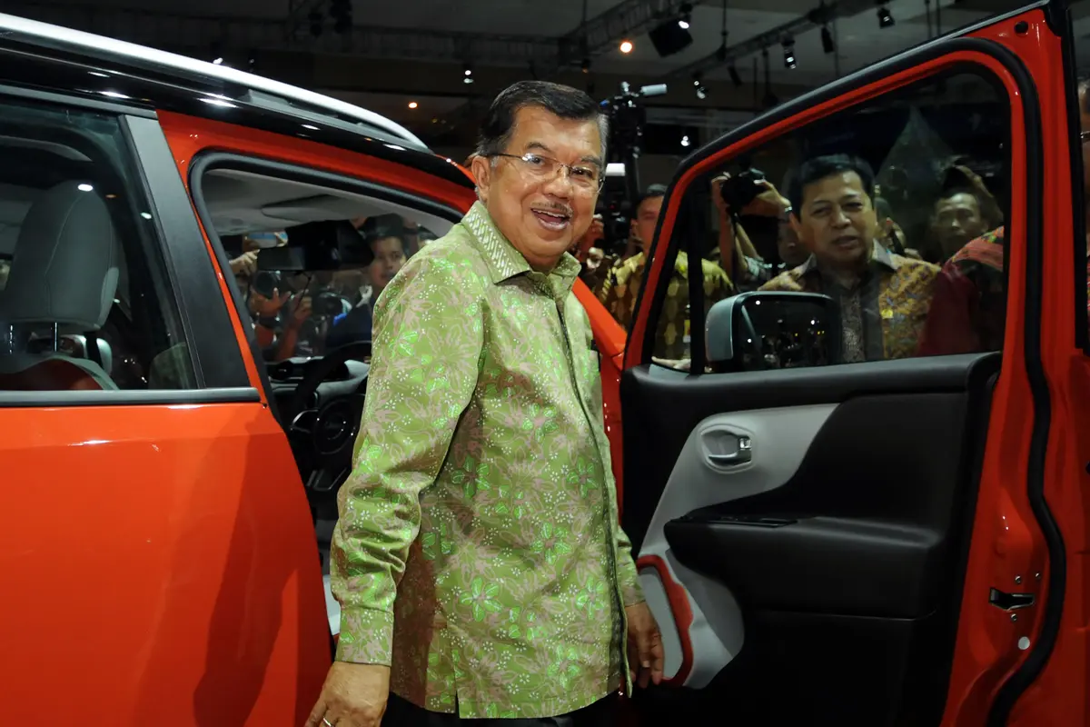 20150819-Buka IIMS 2015, Wapres JK Sambangi Mobil Bersejarah-Jakarta