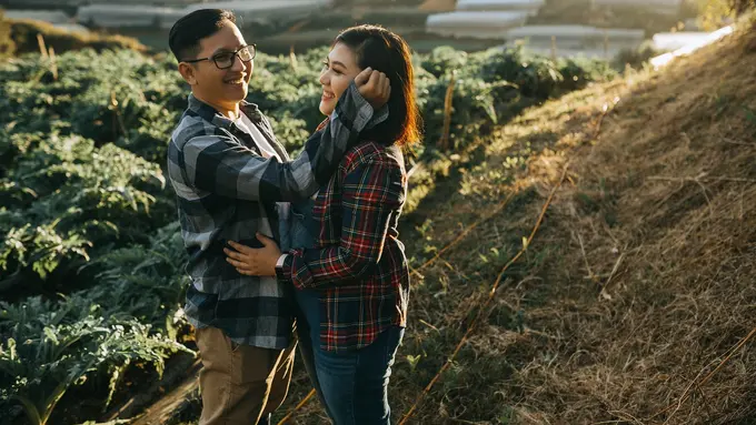 Suka Baca Artikel Bertema Love di Fimela? Mari Berlangganan Kontennya di WhatsApp