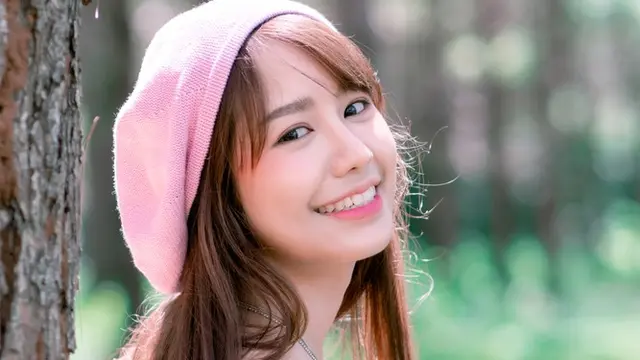 bahagia pakai topi pink