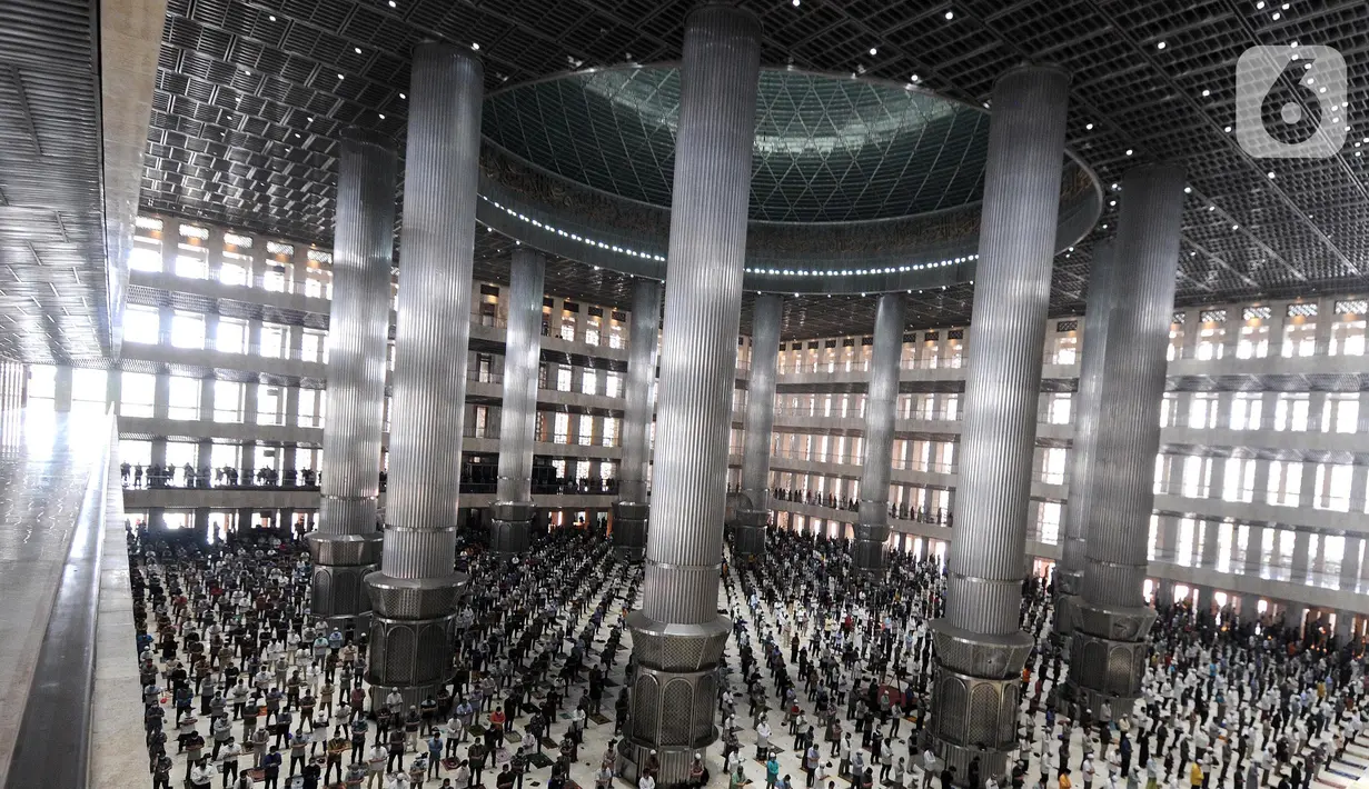 Umat Islam melaksanakan sholat Jumat  pada minggu ketiga bulan Ramadhan 1442 Hijriah di Masjid Istiqlal, Jakarta, Jumat (30/4/2021). Sholat Jumat berjamaah dengan pembatasan jemaah 30 persen dari kapasitas di ruang sholat utama masjid dan menerapkan protokol kesehatan. (merdeka.com/Arie Basuki)