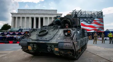 Seorang prajurit mengendarai kendaraan pengangkut lapis baja Bradley menuju Lincoln Memorial di Washington, Rabu (3/7/2019). Presiden Donald Trump berencana memamerkan Tank-tank tempur sebagai bagian dari perayaan Hari Kemerdekaan AS yang dikenal sebagai Fourth of July. (AP/Jacquelyn Martin)