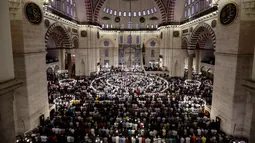 Umat muslim melaksanakan salat Idul Fitri di Masjid Suleymaniye, Istanbul, Turki, Selasa (4/6/2019). Selain Turki, sejumlah negara juga merayakan Hari Raya Idul Fitri hari ini. (AP Photo/Emrah Gurel)