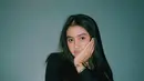 Hajarani saat duduk dan menopang dagu ini panen pujian dari netizen. Banyak yang menyebut Hajarani terlihat mirip dengan Nabilah eks JKT48. Ya, beberapa waktu lalu Hajarani memang pernah viral karena gaya garis wajahnya sekilas mirip Nabilah. (Liputan6.com/IG/@hajarans)