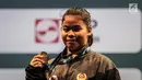 Senyum bahagia lifter Indonesia Melinda Gusti usai memperoleh emas pada nomor angkat besi putri 75 Kg 18th Asian Games Invitation Tournament di JiExpo, Jakarta, Senin (12/2). (Liputan6.com/Faizal Fanani)