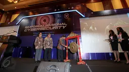 Menko Polhukam, Tedjo Edhy Purdijatno memukul gong sebagai tanda pembukaan acara Simposium Nasional Cybersecurity (SNCS), Jakarta, Rabu (3/6/2015). Presiden Jokowi berhalangan hadir untuk membuka acara tersebut. (Liputan6.com/Faizal Fanani)