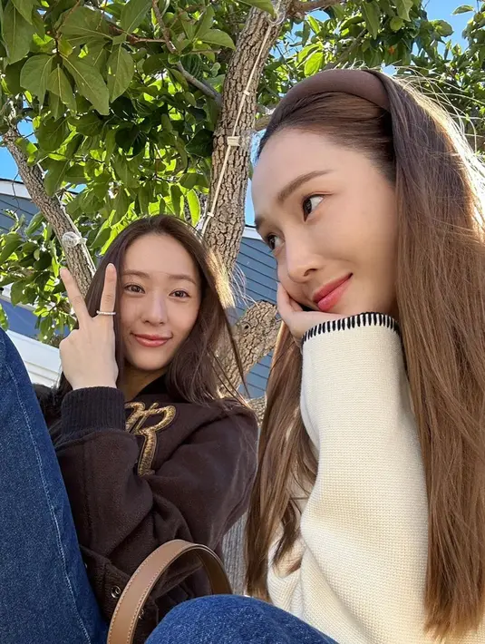 Berlibur bersama di cuaca yang cerah, membuat Jessica dan Krystal tampak menikmati hari di ruang terbuka. Terlihat keduanya istirahat sambil duduk di bawah pohon rindang. Rambut panjang yang tersibak semilir angin membuat pesona mereka memukau para penggemar. (Liputan6.com/IG/@jessica.syj)