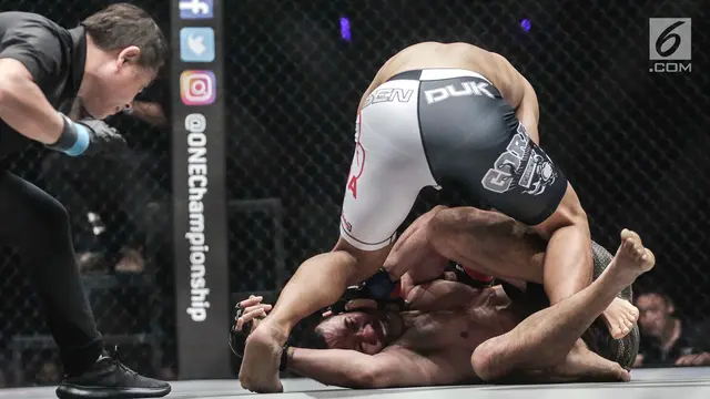 FOTO: Duel Sengit Petarung Indonesia Victorio - Yohan di One Championship