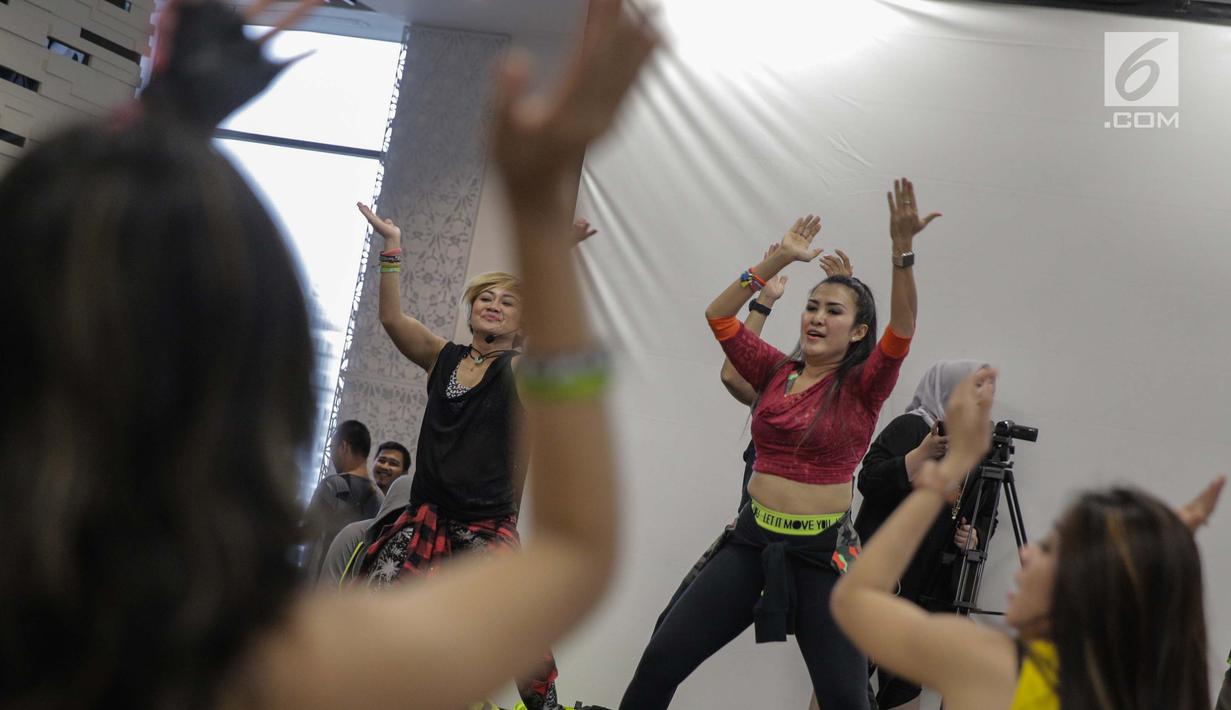Penyanyi yang juga instruktur senam aerobik, Liza Natalia lakukan gerakan olahraga saat menjadi instruktur dalam acara Zumba Party dikawasan Jakarta, Selasa (30/1). (Liputan6.com/Faizal Fanani)