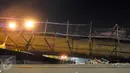 Jembatan Penyebrangan Orang (JPO) di KM 7 Tol BSD, Tangerang, arah Jakarta roboh usai ditabrak truk trailer, Minggu (15/5) malam. Kecelakaan terjadi akibat sopir diduga salah prediksi soal tinggi JPO tersebut. (Liputan6.com/Helmi Afandi)
