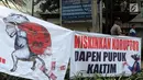 Karyawan pensiunan PT Pupuk Kaltim membawa sejumlah spanduk bertuliskan tuntutan saat menggelar unjuk rasa di depan Kantor KPW Pupuk Kalitim di Jakarta, Selasa (31/7). (Merdeka.com/Dwi Narwoko)