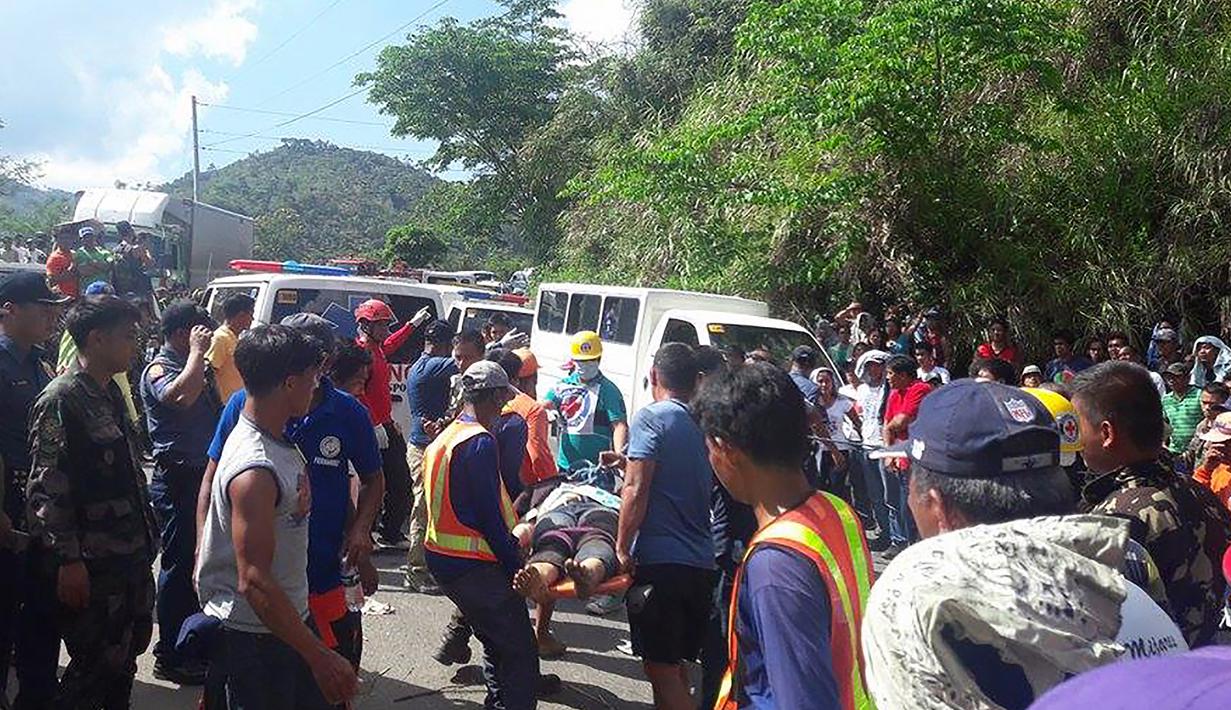Para korban insiden bus yang terjun ke jurang dibawa menuju rumah sakit di Provinsi Nueva Ecija di Filipina Utara, Selasa (18/4). Menurut identifikasi, bus ini memang kurang terpelihara serta fitur keselamatannya kurang memadai. (Handout/MDRRMO/AFP)