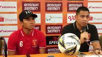 Jan Saragih, pelatih Perseru Badak Lampung FC (kanan), dalam sesi konferensi pers jelang laga melawan PSM di Hotel Same, Makassar, Kamis (23/5/2019). (Bola.com/Abdi Satria)