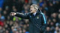 Manuel Pellegrini memberikan instruksi kepada para pemain Manchester City pada laga melawan Everton di Etihad Stadium, Kamis (14/1/2016) dini hari WIB. (Reuters/Carl Recine)