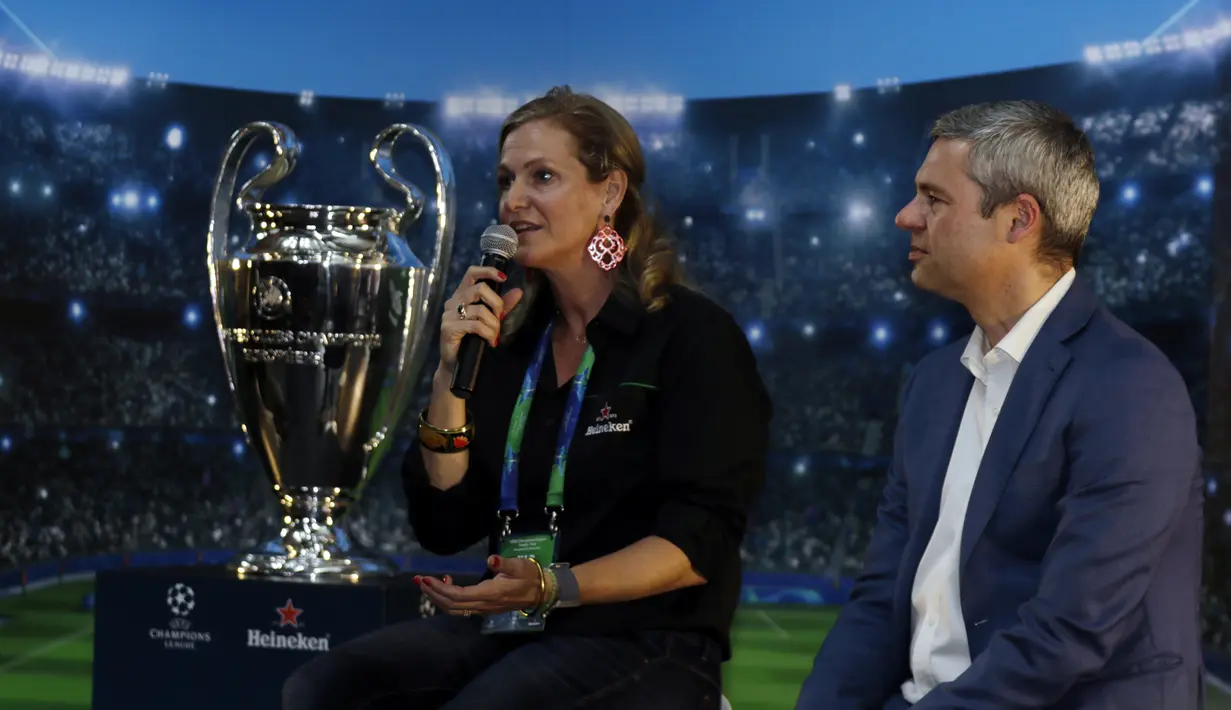 Direktir Pemasaran PT Multi Bintang, Mariska Van Drooge, memberikan keterangan saat jumpa pers di Jakarta, Senin (11/3). Heineken memulai perhelatan UEFA Champions League Trophy Tour di Indonesia. (Bola.com/Vitalis Yogi Trisna)