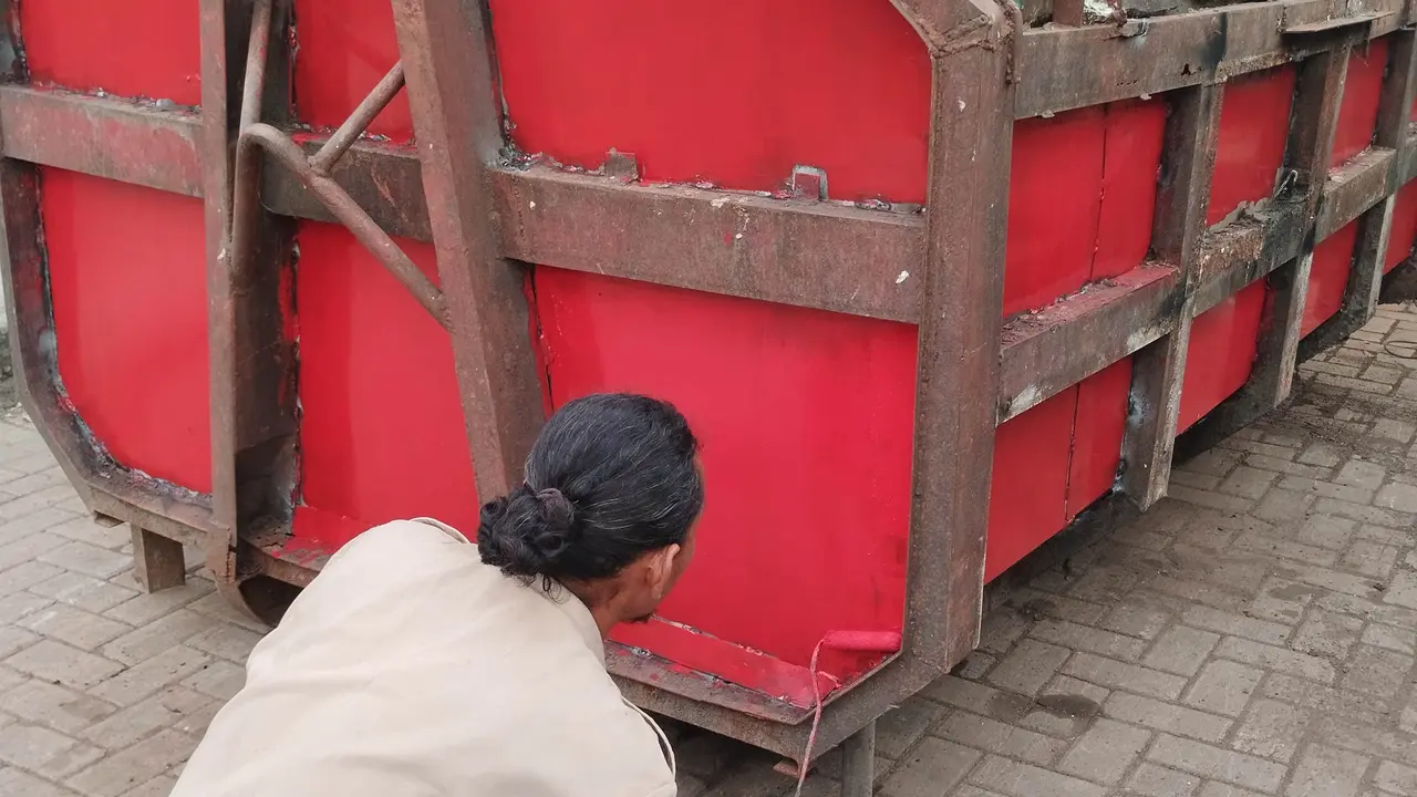 Tim DLH lakukan perbaikan dan penutupan lubang di dinding truk sampah milik Pemkot Semarang. (Foto: Liputan6.com/Felek Wahyu)