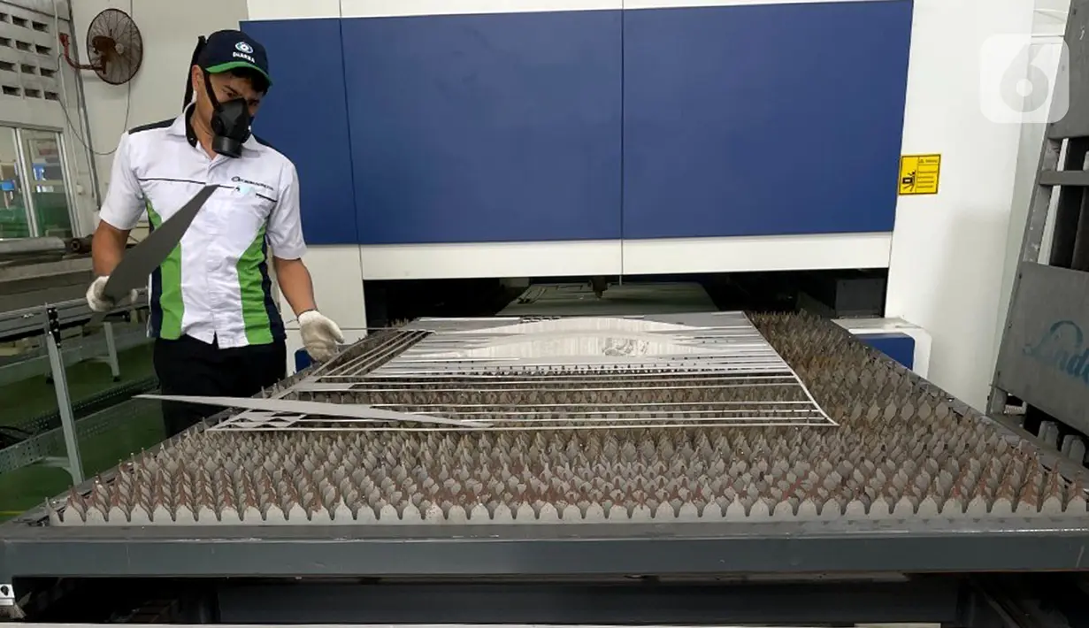 Pekerja memotong komponen otomotif di pabrik PT Dharma Polimetal, kawasan Delta Silicon, Cikarang. Perpanjangan insentif Pajak Penjualan Barang Mewah Ditanggung Pemerintah (PPnBM DTP) hingga 100% akan menciptakan multiplier effect pertumbuhan ekonomi. (Liputan6.com/HO/Dharma)