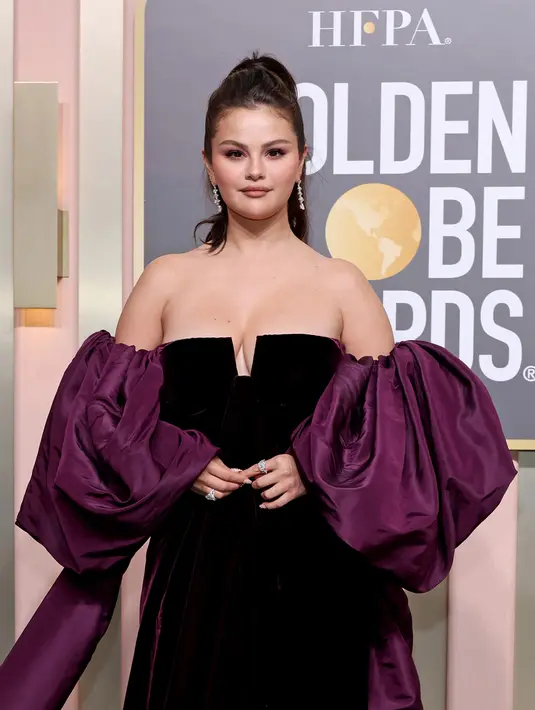 <p>Selena Gomez menghadiri Golden Globe Awards 2023 di The Beverly Hilton, Beverly Hills, California, Amerika Serikat, 10 Januari 2023. Berkali-kali ia tertawa dan tersenyum saat diabadikan oleh awak media. (Amy Sussman/Getty Images/AFP)</p>