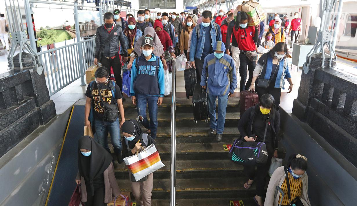 Penumpang kereta api Dharmawangsa Surabaya Pasarturi–Pasar Senen tiba di stasiun Senen, Jakarta, Minggu (3/01/2021). PT KAI Daop 1 memprediksi puncak arus balik libur Natal dan Tahun Baru 2021 terjadi pada 3-4 Januari 2020. (Liputan6.com/Herman Zakharia)