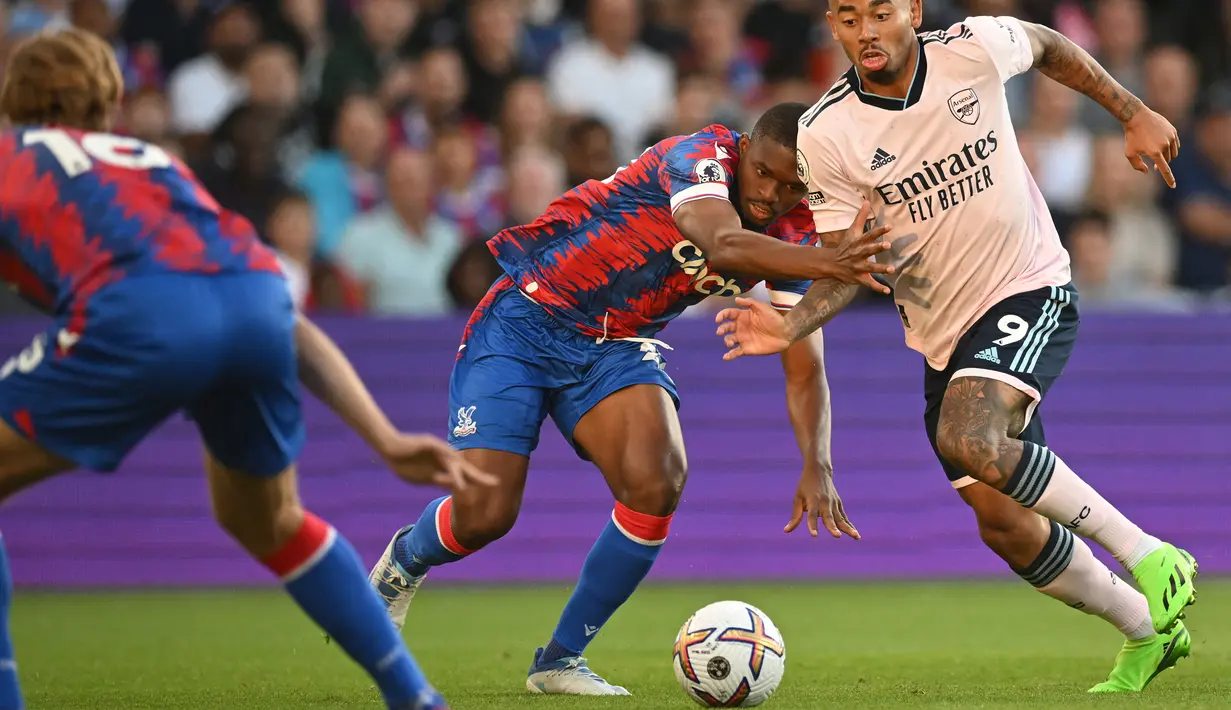 Cheick Doucoure menjadi pemain termahal Crystal Palace pada bursa transfer musim panas 2022/2023 ini. Dimainkan sebagai starter saat melawan Arsenal, ia gagal membuat penampilan yang apik. Sebagai gelandang, Cheick Doucoure gagal membaca permainan The Gunners dan akhirnya digantikan pada menit ke-75. (AFP/Justin Tallis)