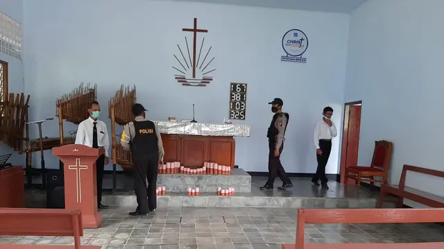 Polisi di Kebumen menjaga dan berpatroli mengamankan gereja usai serangan bom bunuh diri gereja di Makassar. (Foto: Liputan6.com/Polres Kebumen)