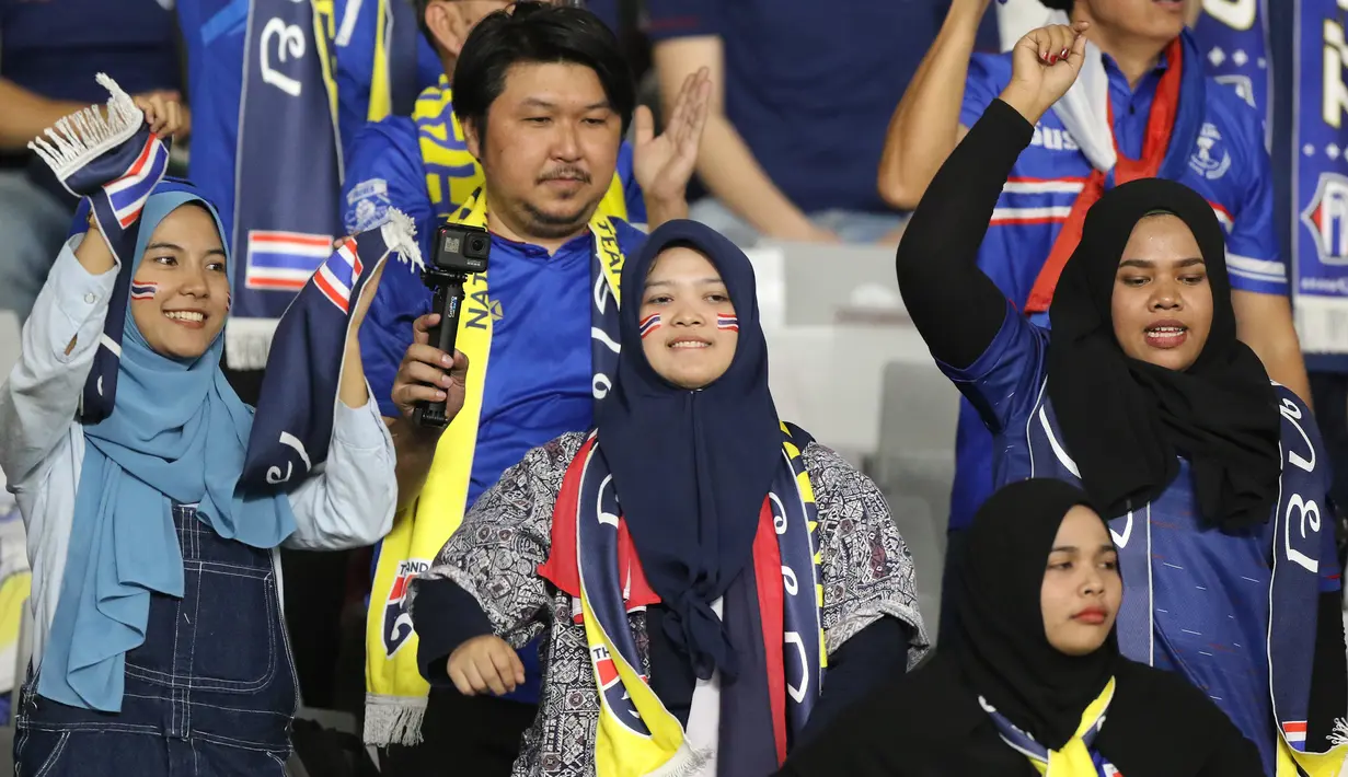Suporter Thailand memberi dukungan saat melawan Indonesia pada laga kualifikasi Piala Dunia 2022 di SUGBK, Jakarta, Selasa (10/9). Indonesia takluk 0-3 dari Thailand. (Bola.com/M Iqbal Ichsan)