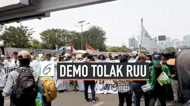 Mahasiswa dari beberapa universitas di Indonesia menggeruduk Kantor DPR RI. Mereka mengatasnamakan Aliansi Mahasiswa Indonesia meneriakkan yel-yel guna mendesak anggota dewan membatalkan revisi UU KUHP dan UU KPK.