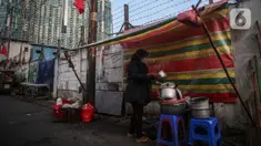 Aktivitas Warga di Perumahan Padat Penduduk kawasan Kuningan Jakarta, Kamis (1/7/2021). Seluruh Wilayah Ibu Kota terpantau berada di Zona merah alias risiko tinggi kecuali Kepualuan Seribu yang saat ini masuk dalam risiko sedang. (Liputan6.com/Johan Tallo)