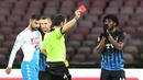 Gelandang Atalanta, Franck Kessie, mendapat kartu merah saat pertandingan melawan Napoli pada lanjutan Serie A di Stadion San Paulo, Naples, (25/02/2017). (EPA/Ciro Fusco)