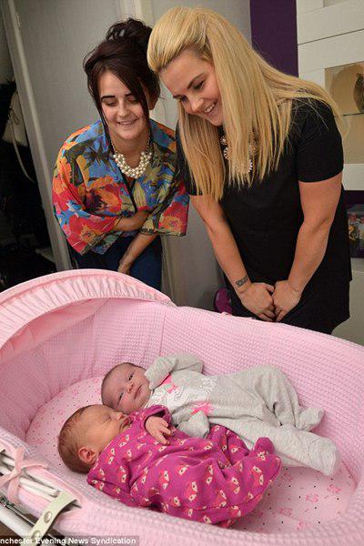 Kirsty dan Mica bahagia bisa melahirkan bayi di hari yang sama. | Foto: copyright dailymail.co.uk