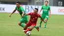 Penyerang Semen Padang, Adi Nugroho terjatuh saat berebut bola dengan bek Bhayangkara FC, Indra Kahfi di lanjutan Liga 1 Indonesia di Stadion Patriot Candrabhaga, Bekasi, Sabtu (20/5). Bhayangkara FC unggul 1-0. (Liputan6.com/Helmi Fithriansyah)