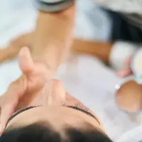 Es batu membantu untuk mengecilkan pori-pori (pexels.com/Engin Akyurt)