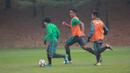 Egy Maulana (kiri) saat berlatih bersama rekan setimnya di Paju Football Center, Korea Selatan, 2/11/2017). Indonesia akan melawan Korea Selatan Sabtu 4 November 2017.(Bola.com/Dok.PSSI/Bandung Saputra)
