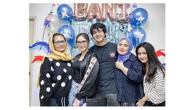 6 Potret Kejutan Ulang Tahun Arbani Yasiz ke-26, Ada Calon Mertua