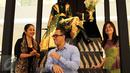 (Kiri) Creative Director Iwan Tirta Private Collection Era Soekamto berbincang di dekat Seni Instalasi Iwan Tirta Private Collection, Jakarta, Kamis (1/10/2015). (Liputan6.com/ Immanuel Antonius) 