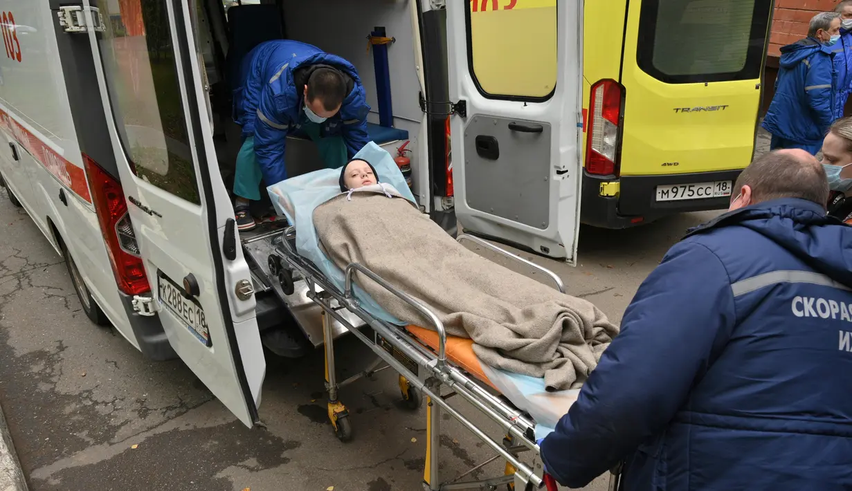 <p>Staf medis membawa orang yang terluka dengan tandu di departemen darurat rumah sakit Klinik Republik Pertama untuk mengungsi ke Moskow di Izhevsk, Rusia, Selasa (27/9/2022). Menurut pejabat, 11 anak termasuk di antara mereka yang tewas dalam tragedi penembakan. (AP Photo/Dmitry Serebryakov)</p>