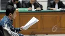 Mantan Kepala Dinas Perhubungan DKI, Udar Pristono menjalani sidang pembacaan dakwaan di Pengadilan Tipikor, Jakarta, Senin (13/4/2015). Udar ditetapkan sebagai tersangka tindak pidana korupsi pengadaan bus Transjakarta. (Liputan6.com/Andrian M Tunay)