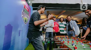 Pengujung menikmati fun games dalam acara Vidio Premier League Festival di Cilandak Town Square, Jakarta, Sabtu (5/8/2023). (Liputan6.com/Faizal Fanani)