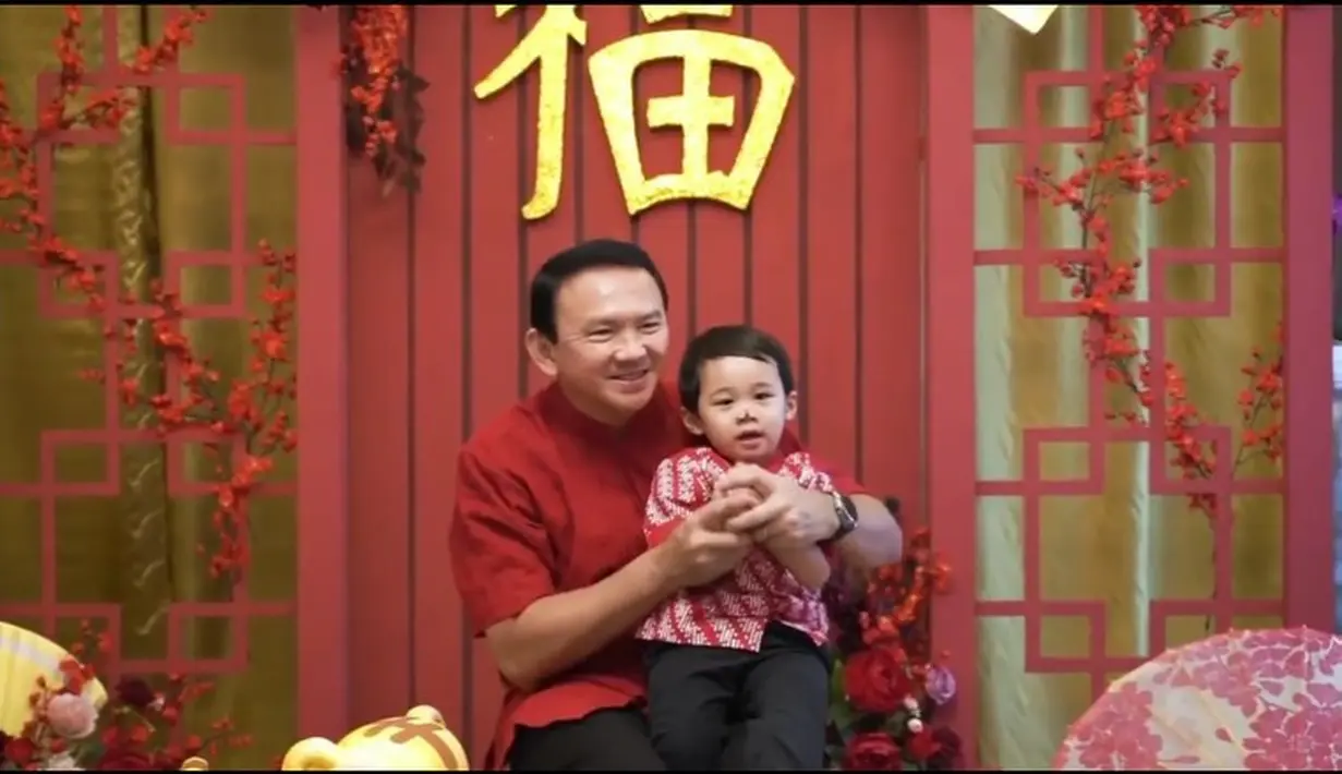 Ahok terlihat kompak dengan putra sulung dari pernikahannya bersama Puput, serasi dengan nuansa merah.