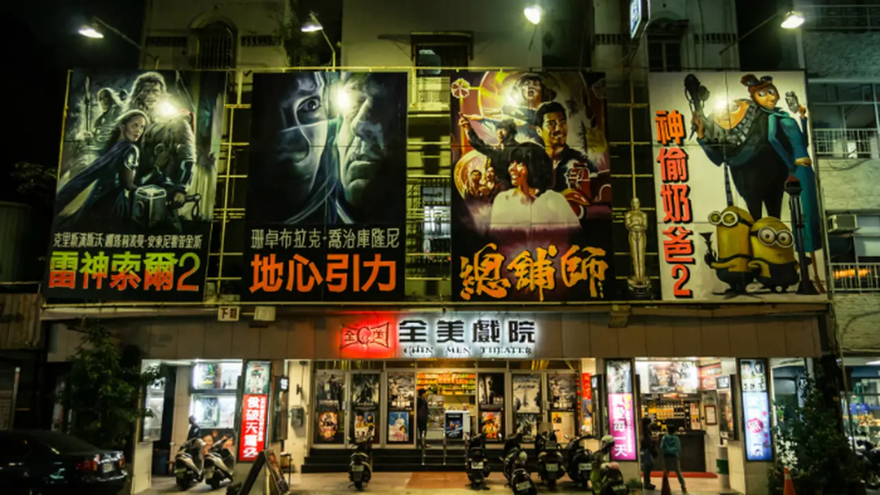 Poster di Chin Men Theater, Tainan, masih dilukis menggunakan tangan