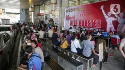 Suasana pelaksanaan vaksinasi booster COVID-19 di Pasar Tanah Abang Blok A, Jakarta, Senin (4/4/2022). Vaksinasi yang diselenggarakan Polri ini diikuti warga sekitar dan pedagang Pasar Tanah Abang yang berencana mudik Lebaran. (Liputan6.com/Faizal Fanani)