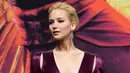Jennifer Lawrence berpose saat tiba di pemutaran perdana film "The Hunger Games : Mockingjay Part 2" di Berlin, Jerman, Rabu (4/11). Aktris pemenang Oscar itu mengenakan gaun lengan panjang yang mengekspos belahan dadanya. (REUTERS / Fabrizio Bensch)