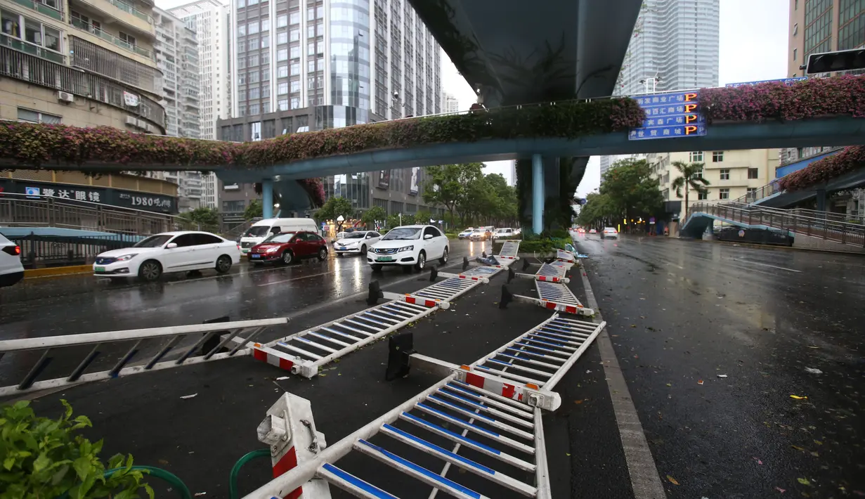 Sejumlah pagar roboh akibat embusan angin kencang yang dibawa Topan Mekkhala di Xiamen, Provinsi Fujian, China timur (11/8/2020). Mekkhala, topan keenam tahun ini, menerjang Wilayah Zhangpu di Provinsi Fujian, China timur, pada Selasa (11/8) sekitar pukul 07.30 waktu setempat. (Xinhua/Zeng Demeng)