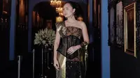 5 Potret Detail Dress Batik Caitlin Halderman di Ngunduh Mantu Al Ghazali, Penampilannya Sempurna