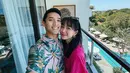 Kalau ini potret kala keduanya menginap di sebuah resor mewah di Bali, Ayana. Tampak keduanya tampil kompak mengenakan resort wear nuansa pink senada. Jojo dengan kemeja pantai bermotif.